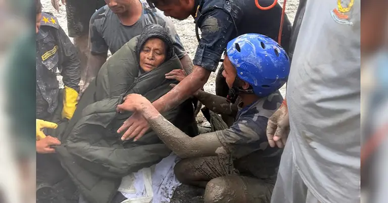 নেপালে বন্যাকবলিত বাড়ি থেকে উদ্ধার এক নারী